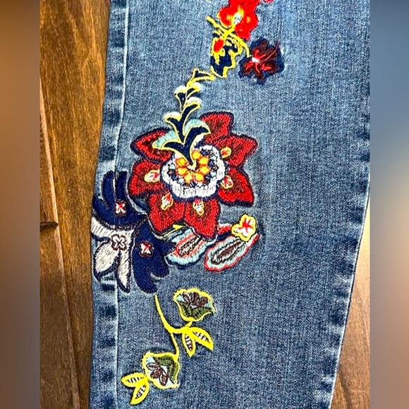 🚩Embroidered Floral Jeans! - Picture 6 of 12